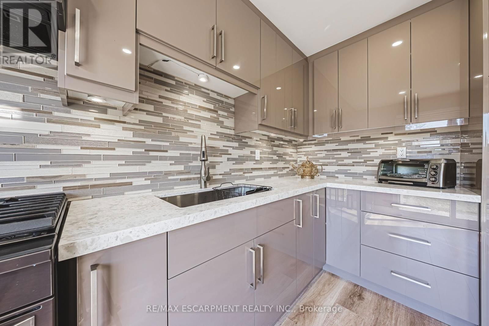 103 BROUGHTON AVENUE Image 12
