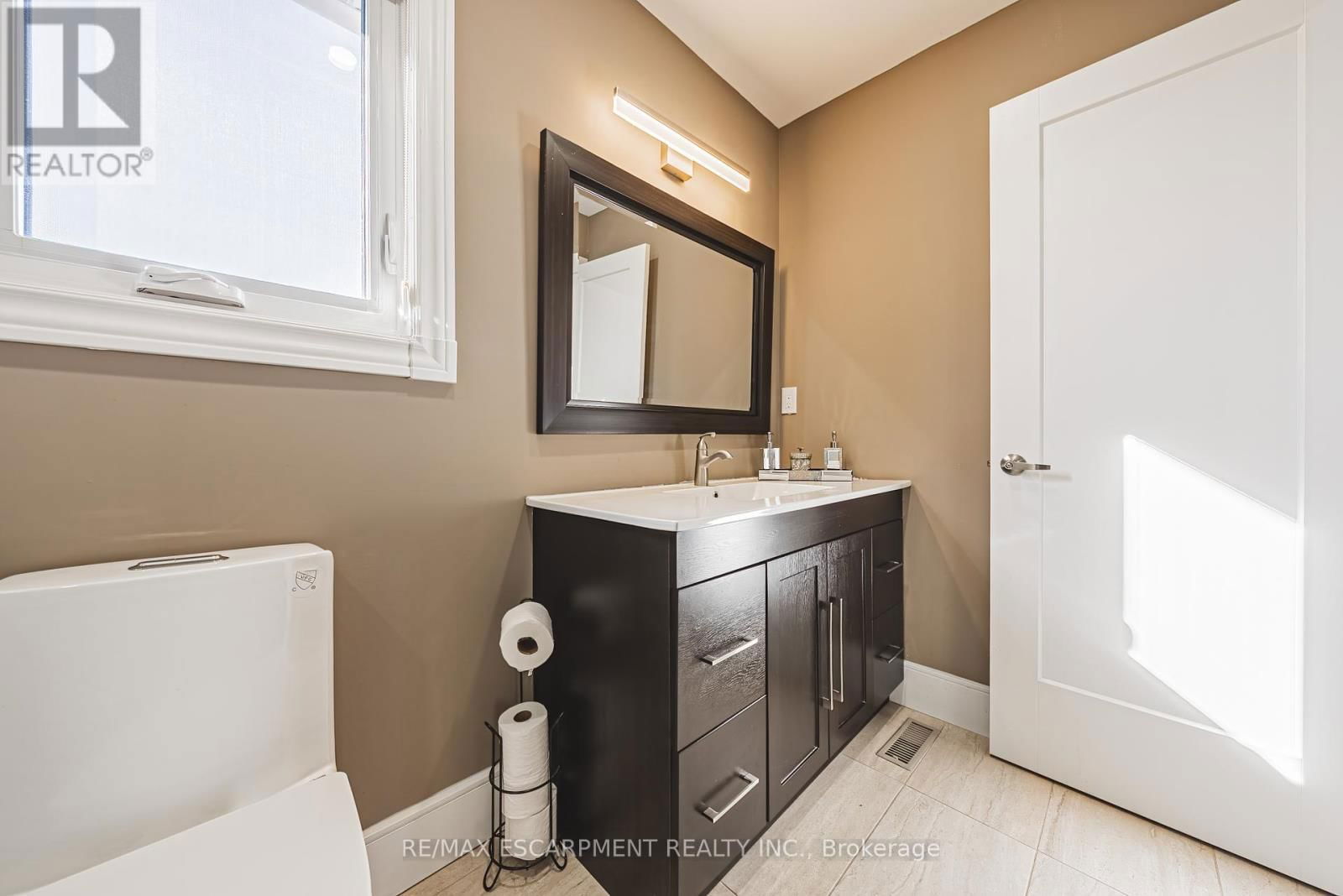 103 BROUGHTON AVENUE Image 23