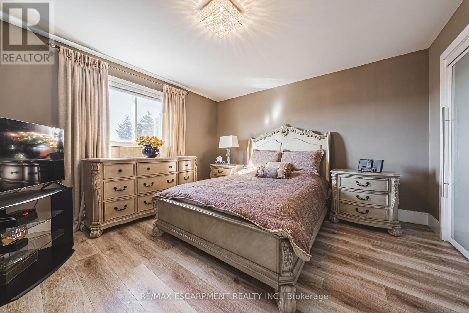 103 BROUGHTON AVENUE Image 24