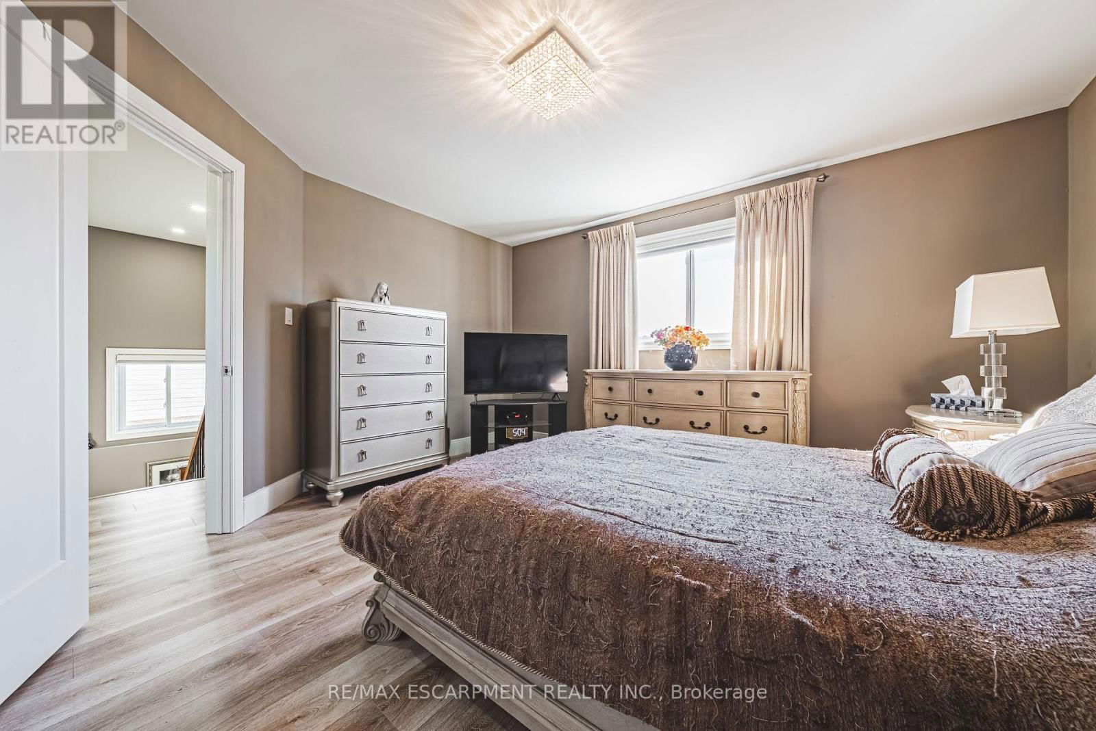 103 BROUGHTON AVENUE Image 25
