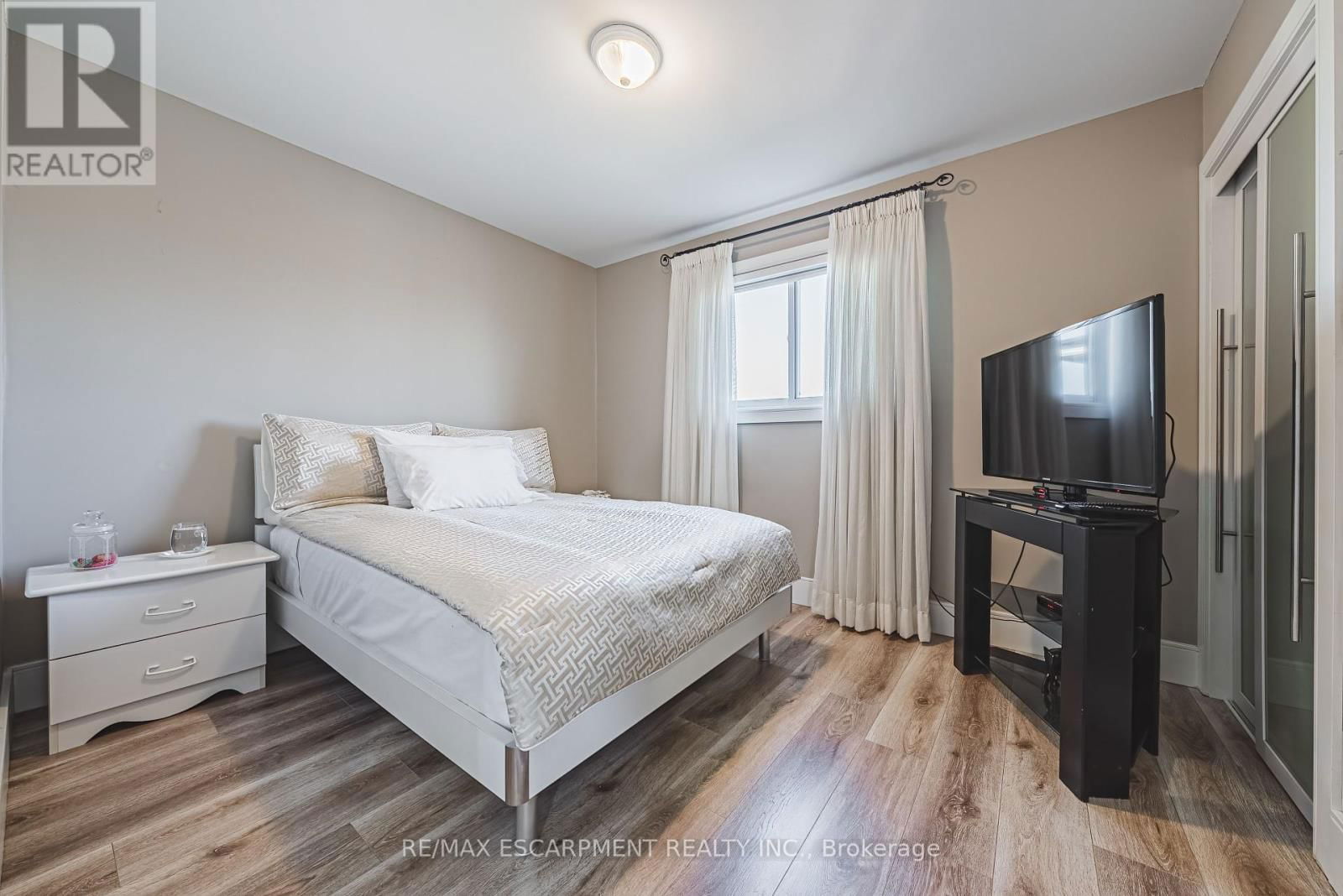 103 BROUGHTON AVENUE Image 27