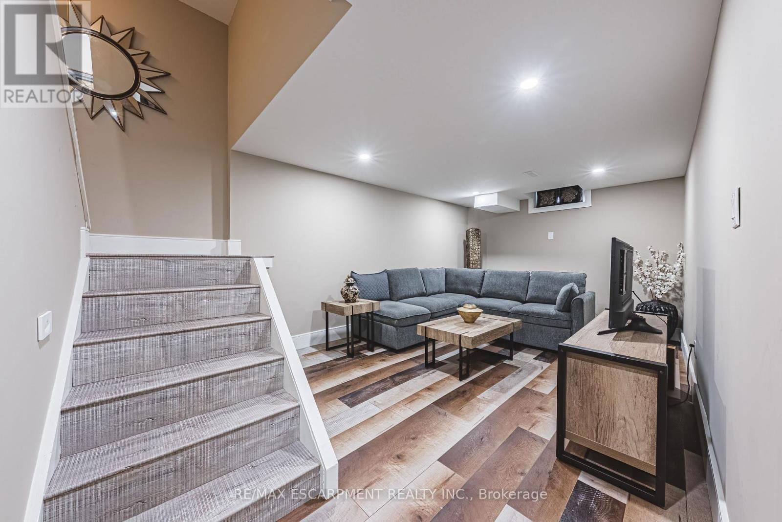 103 BROUGHTON AVENUE Image 29