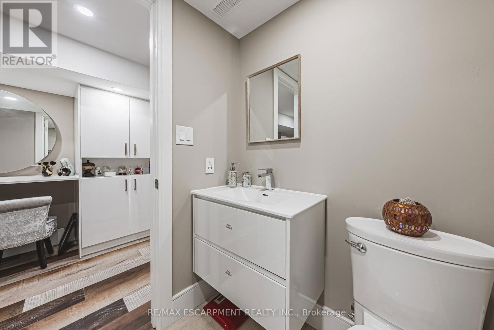 103 BROUGHTON AVENUE Image 32