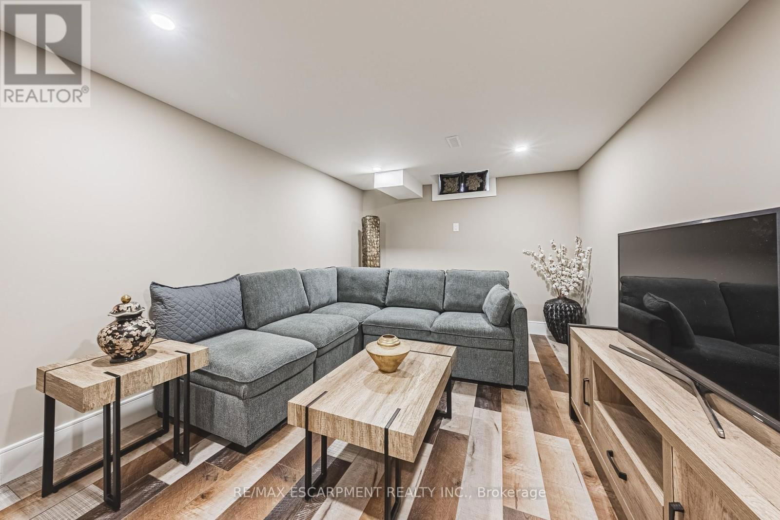 103 BROUGHTON AVENUE Image 35