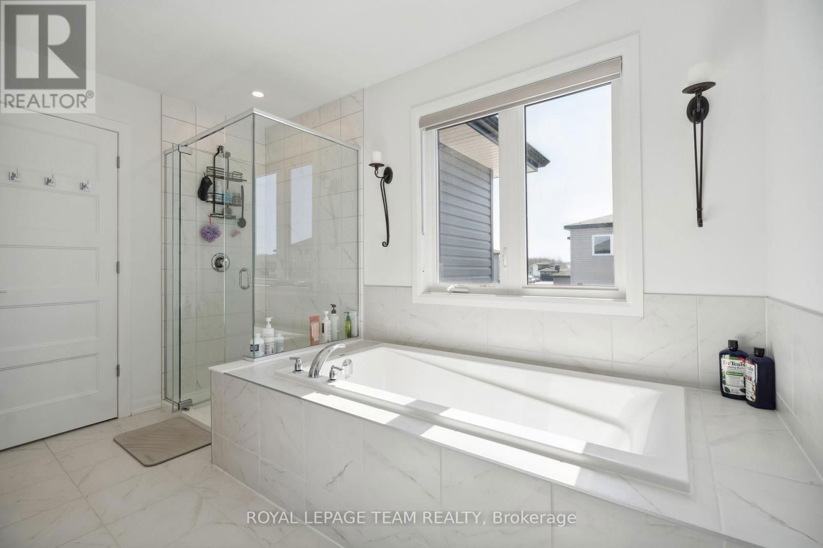 1217 DIAMOND STREET Image 17