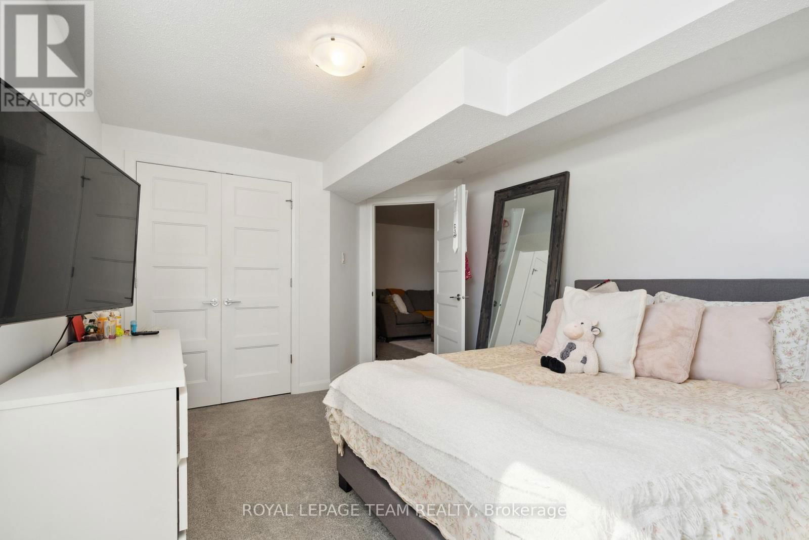 1217 DIAMOND STREET Image 31