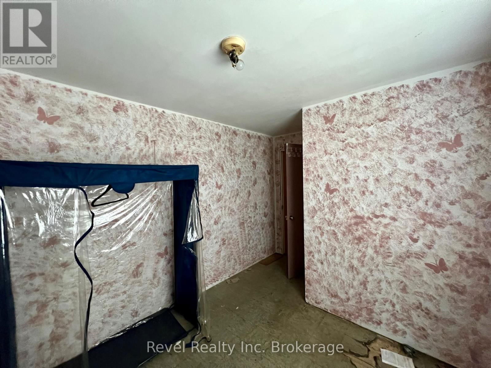 20 MOWAT CRESCENT Image 31