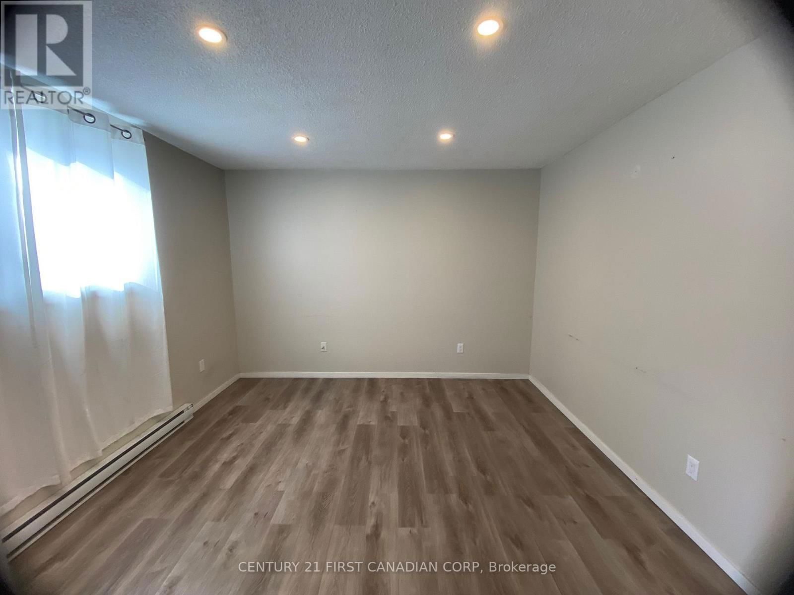 184 SIMCOE STREET Image 2