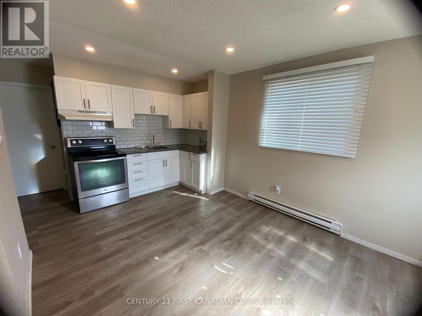 184 SIMCOE STREET Image 3