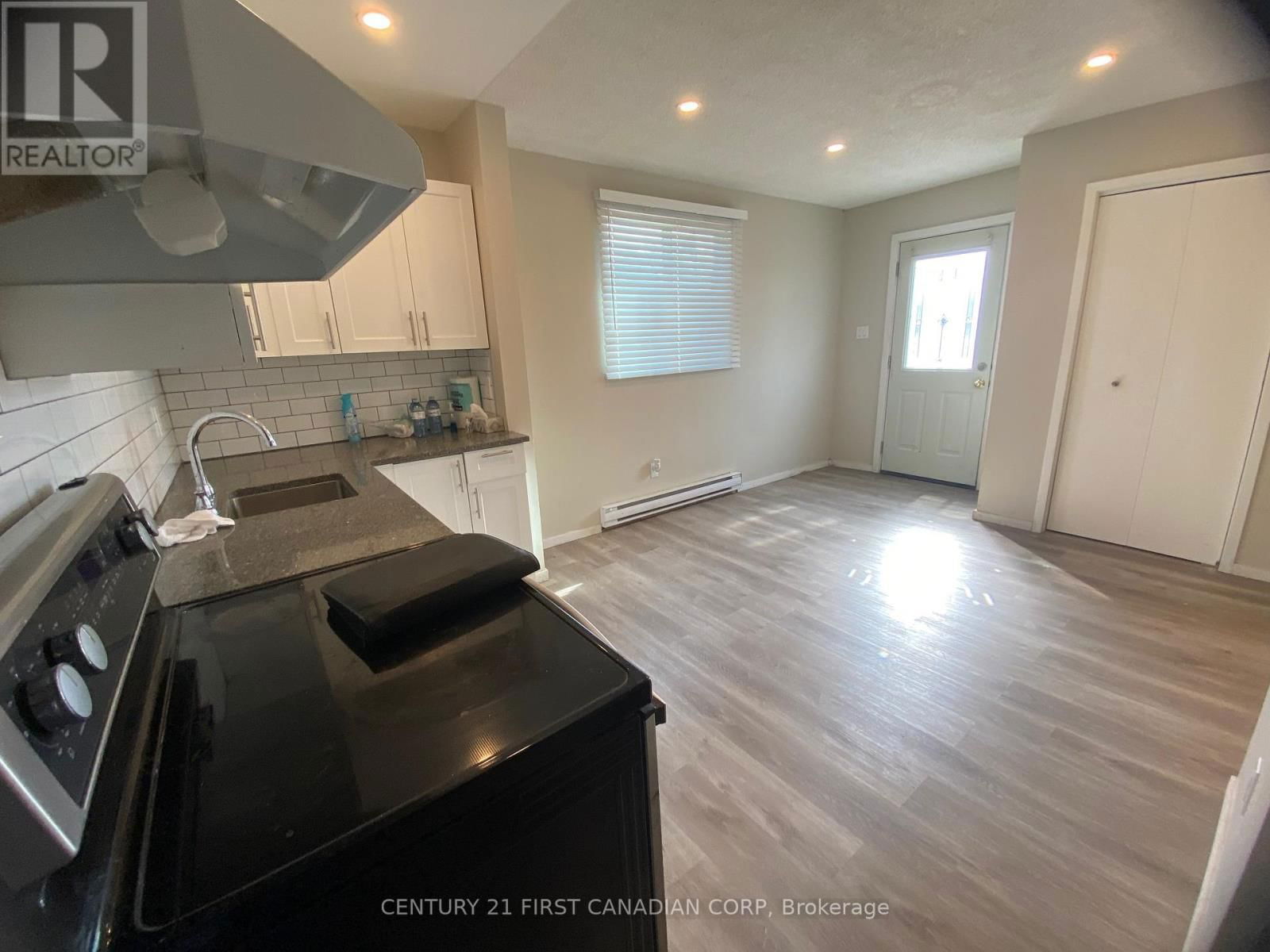 184 SIMCOE STREET Image 4