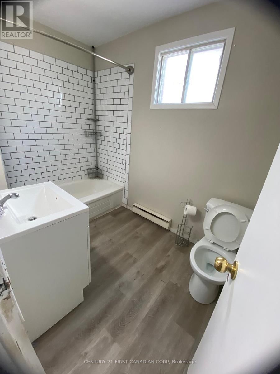 184 SIMCOE STREET Image 5