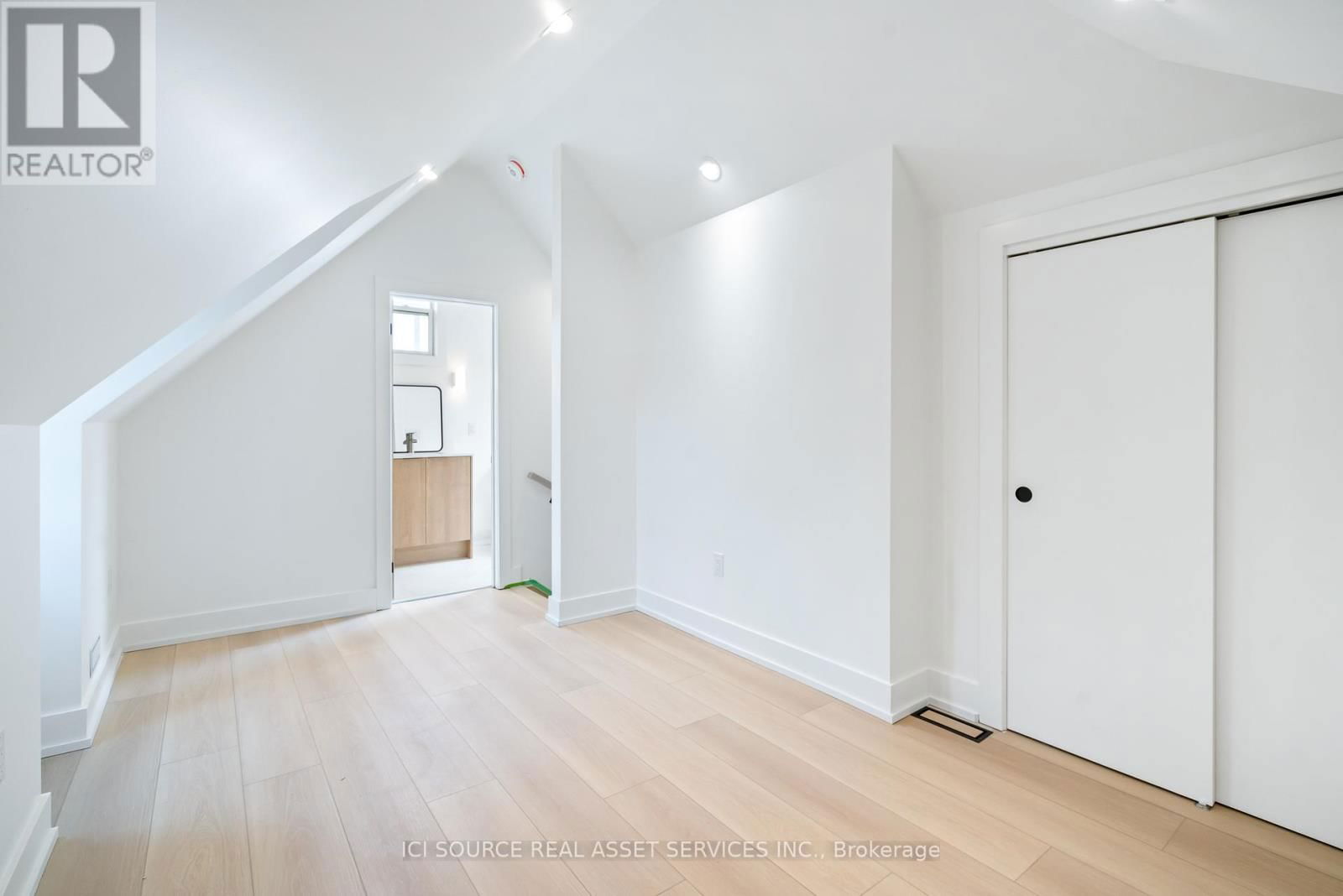 1 - 42 RAY STREET SOUTH Image 9