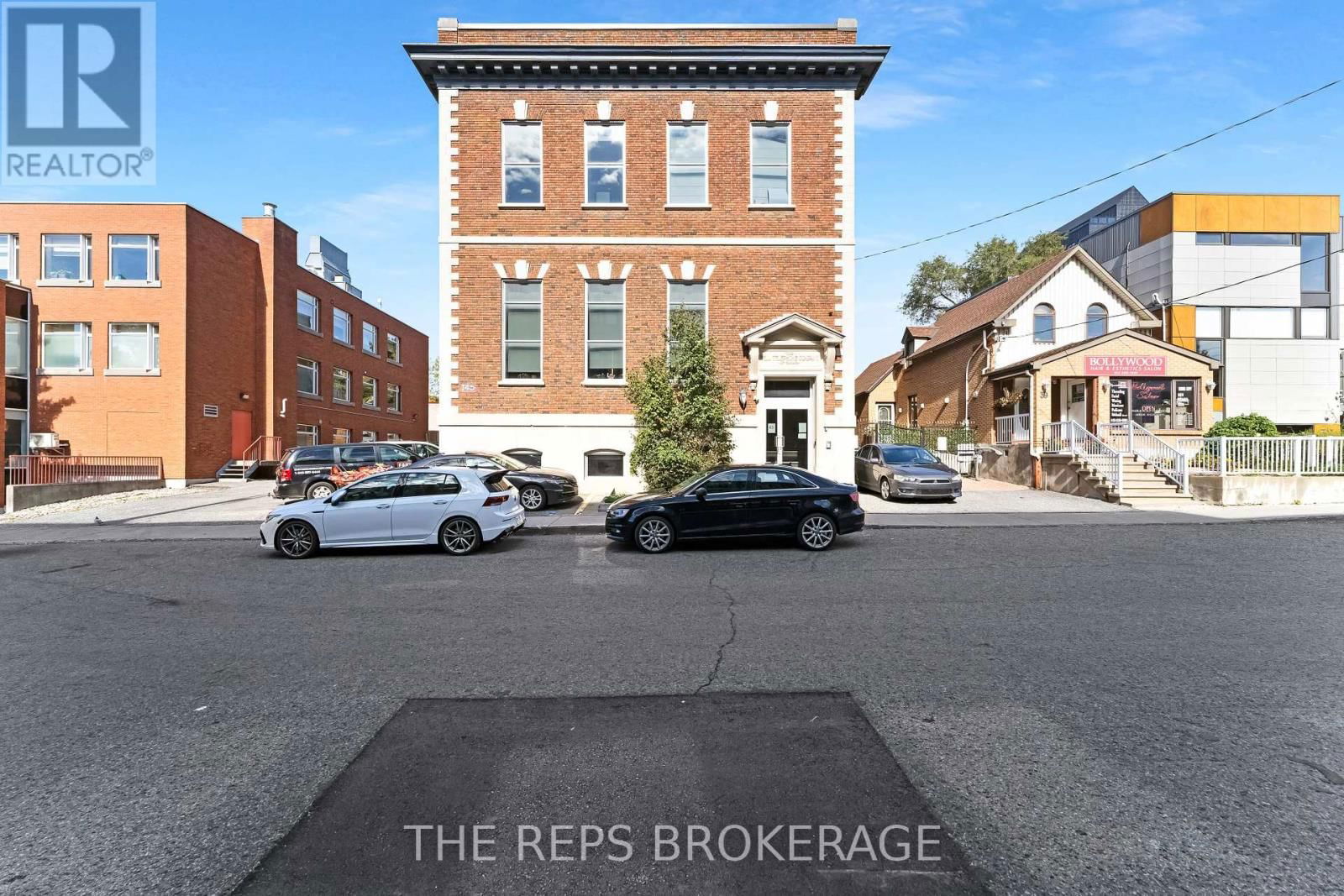 Upper Unit - 43 ECCLES STREET NORTH Image 2