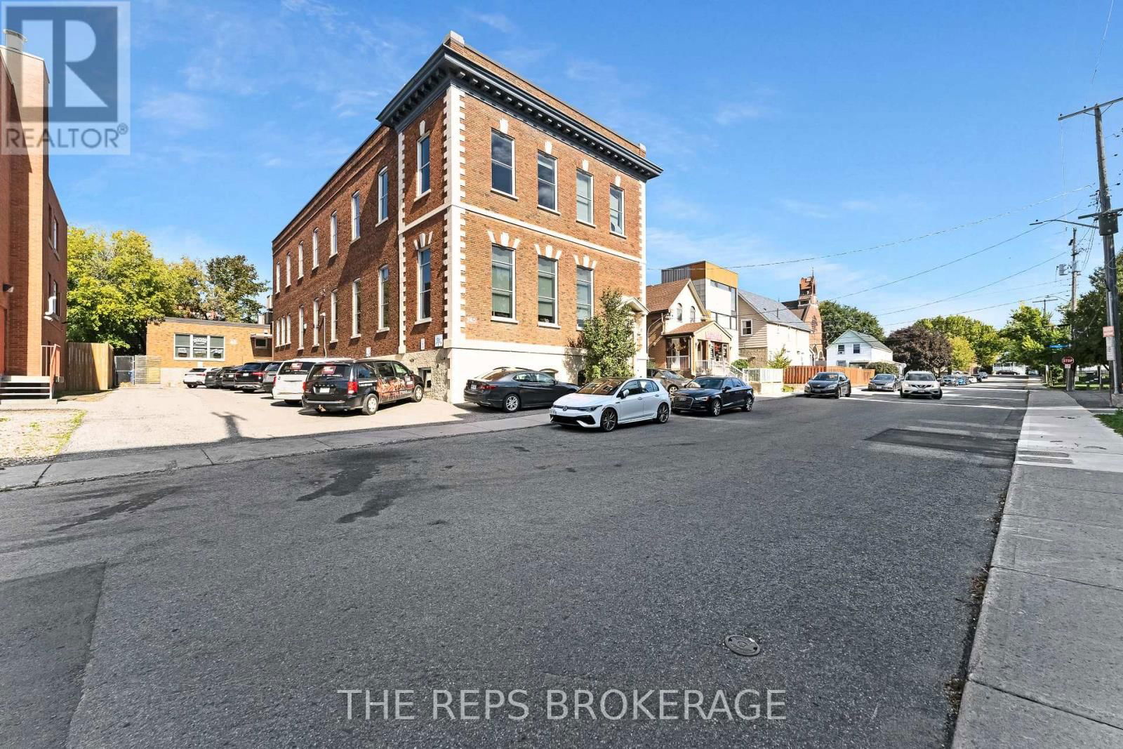 Upper Unit - 43 ECCLES STREET NORTH Image 3