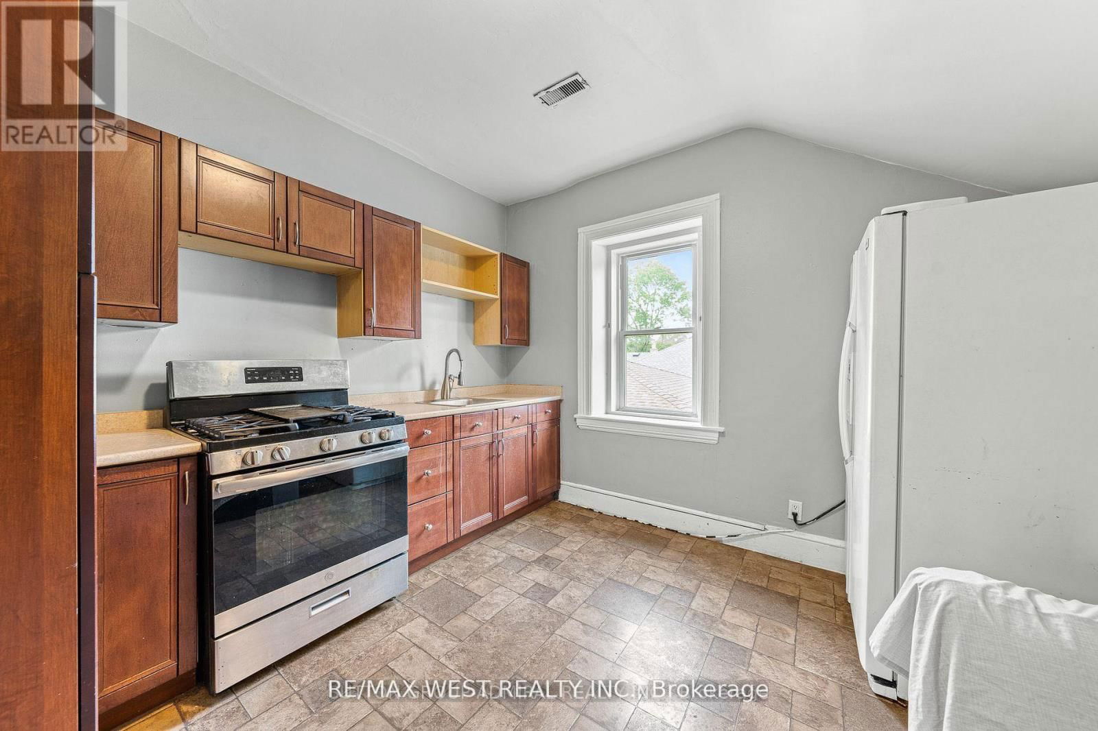 58 BROOK STREET EAST Image 10