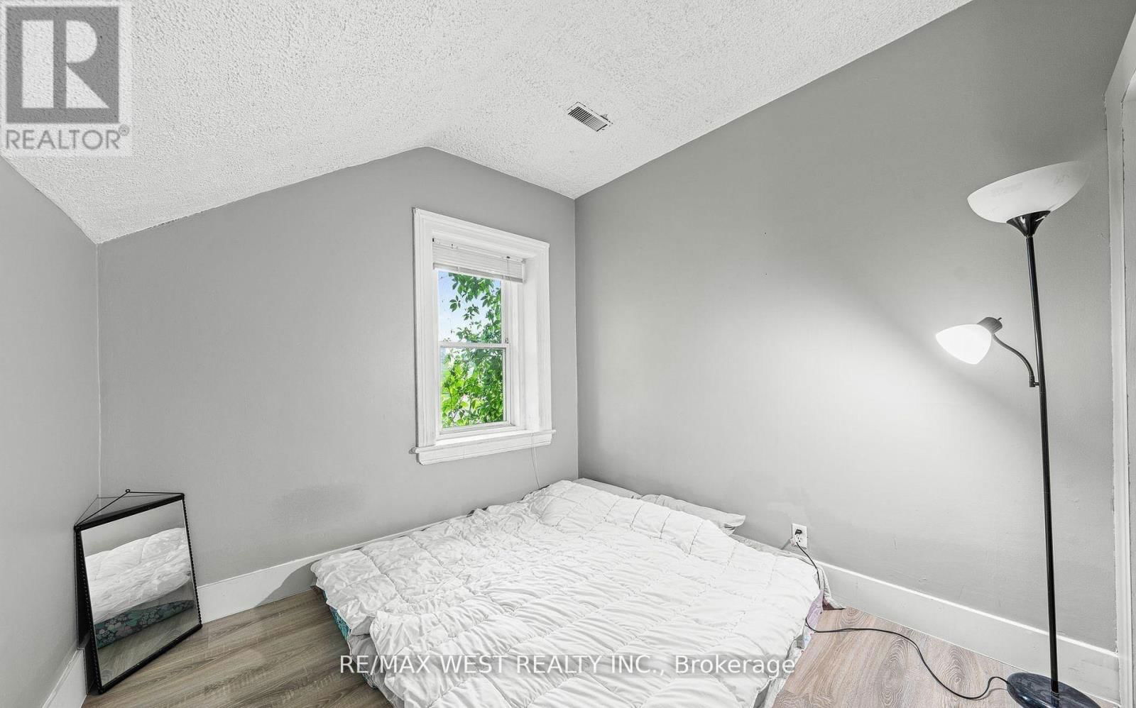 58 BROOK STREET EAST Image 11