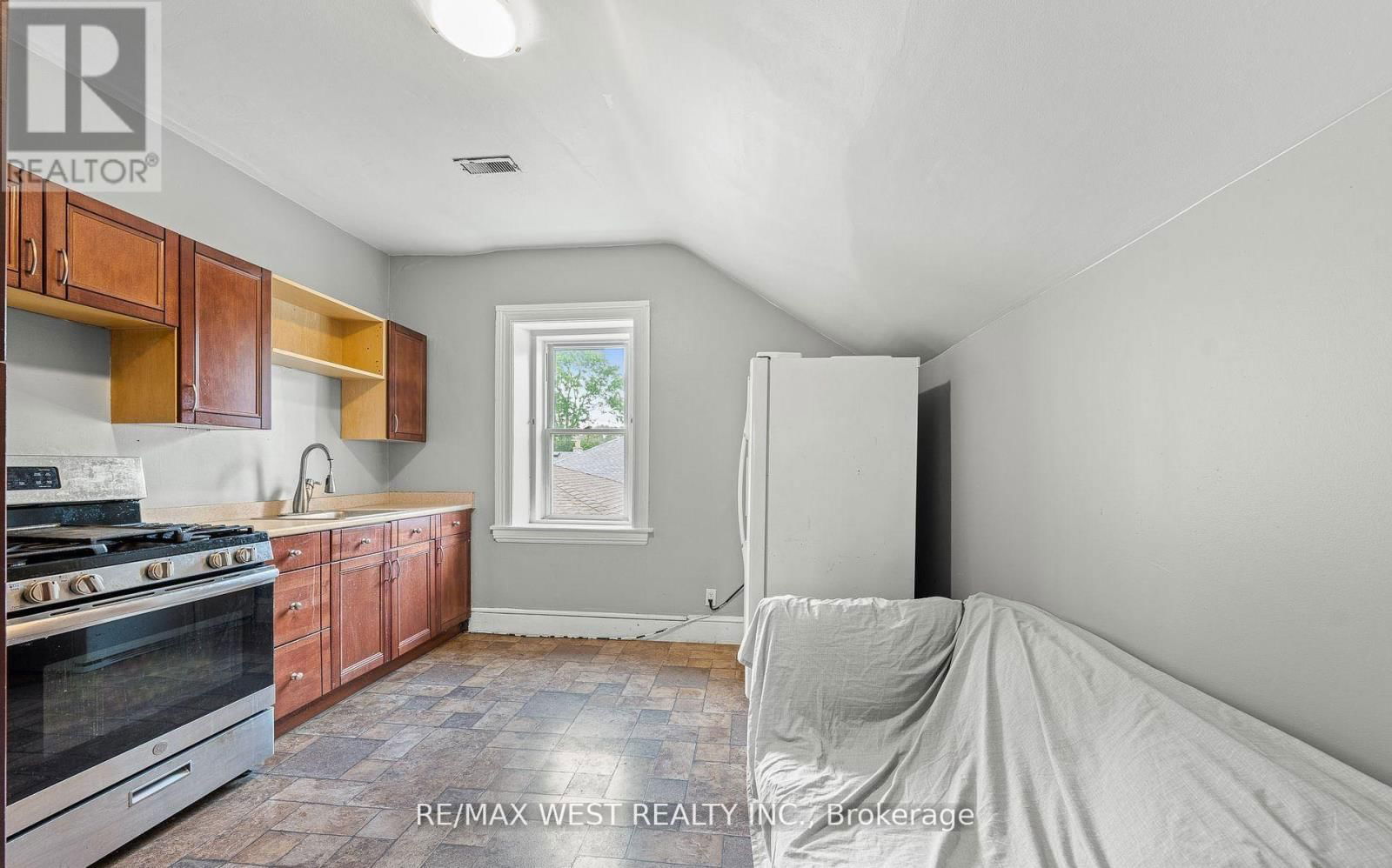 58 BROOK STREET EAST Image 9