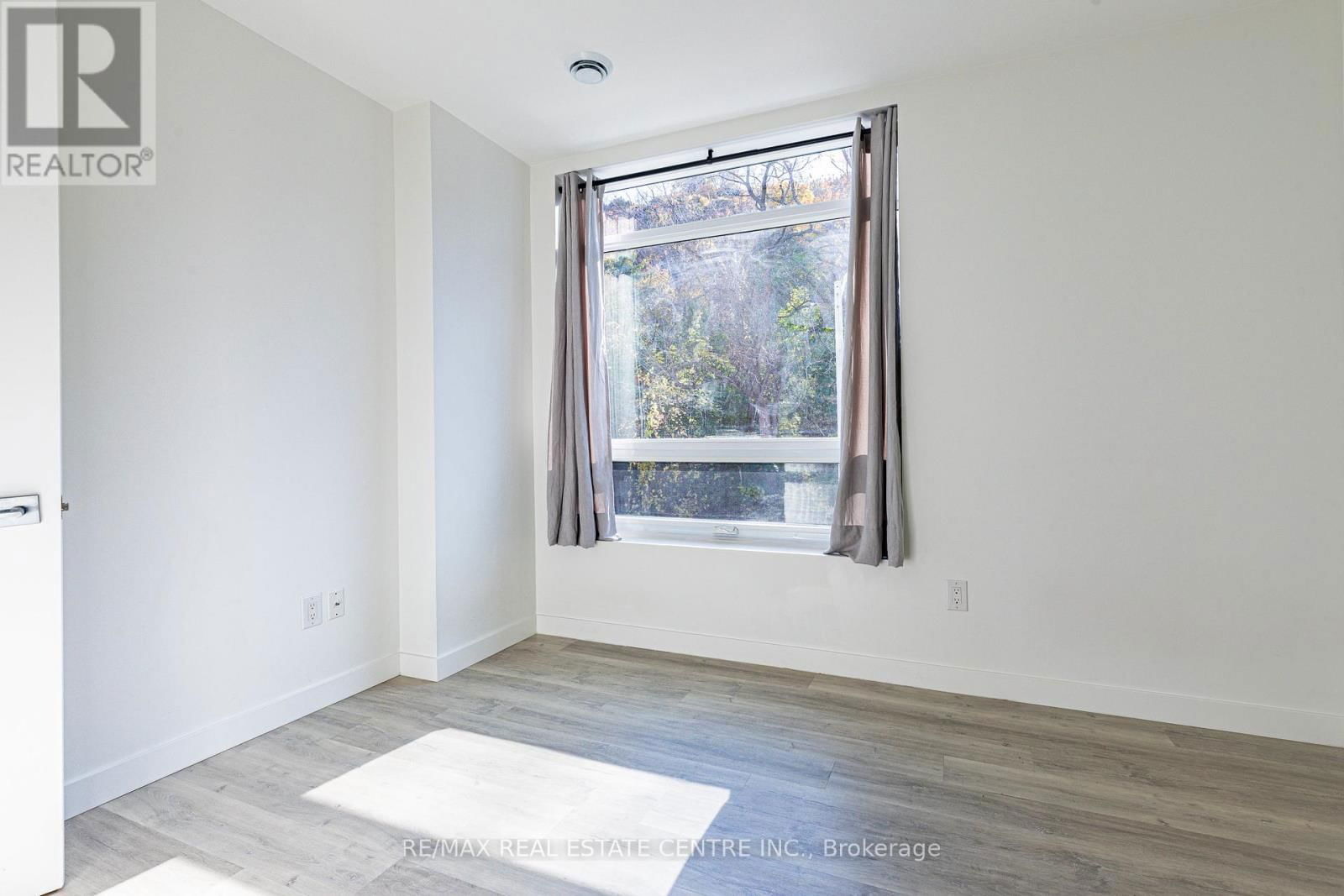 208 - 455 CHARLTON AVENUE EAST Image 17