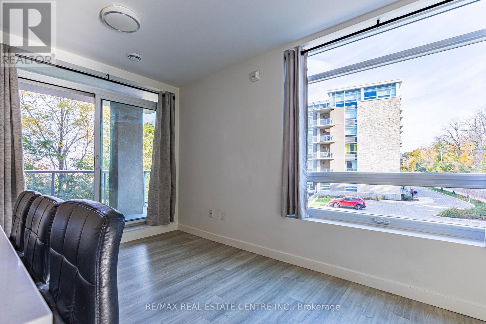 208 - 455 CHARLTON AVENUE EAST Image 9