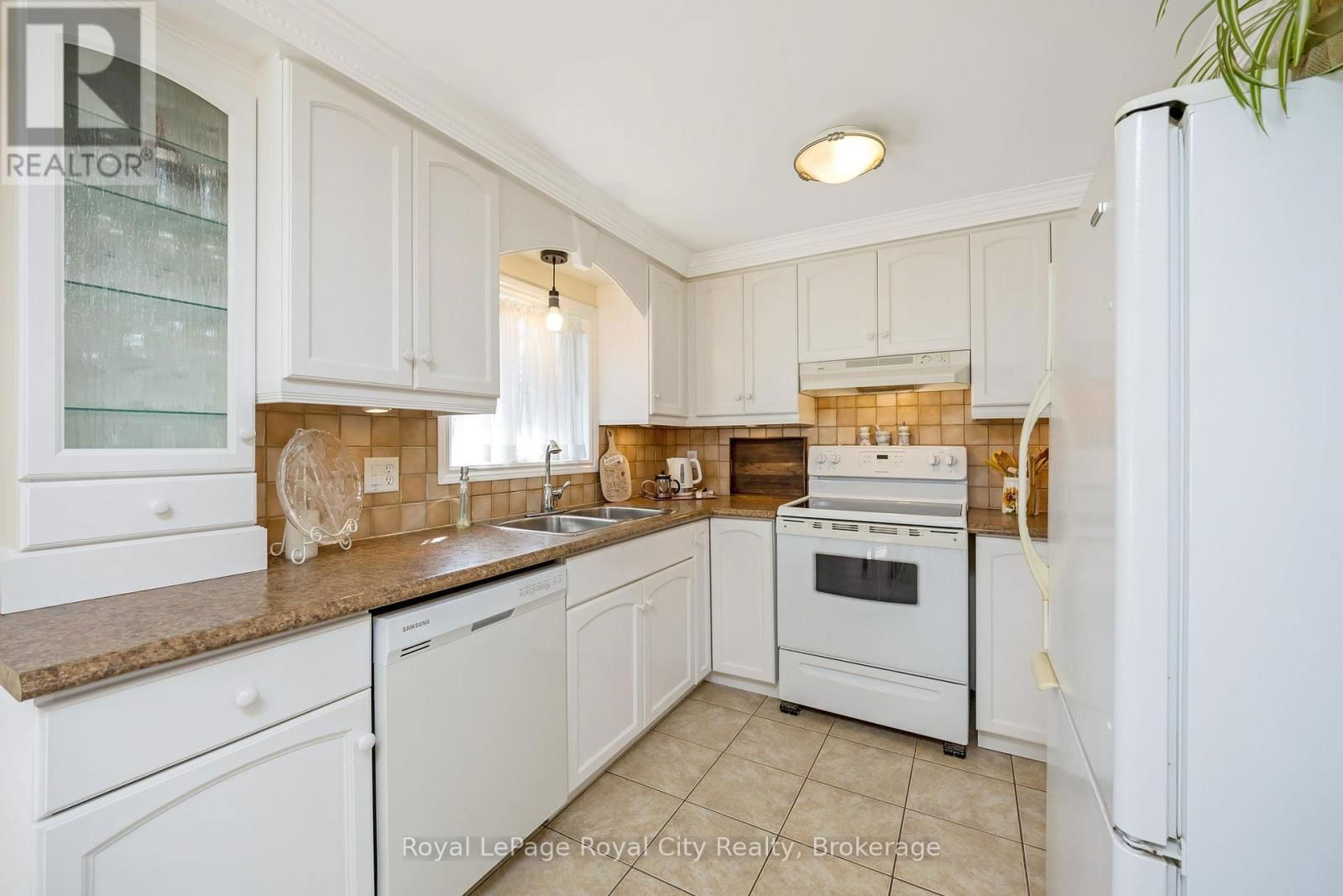 119 LOU'S BOULEVARD Image 17