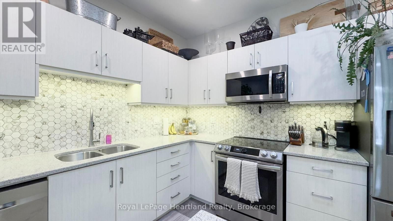84 ROWE AVENUE Image 12