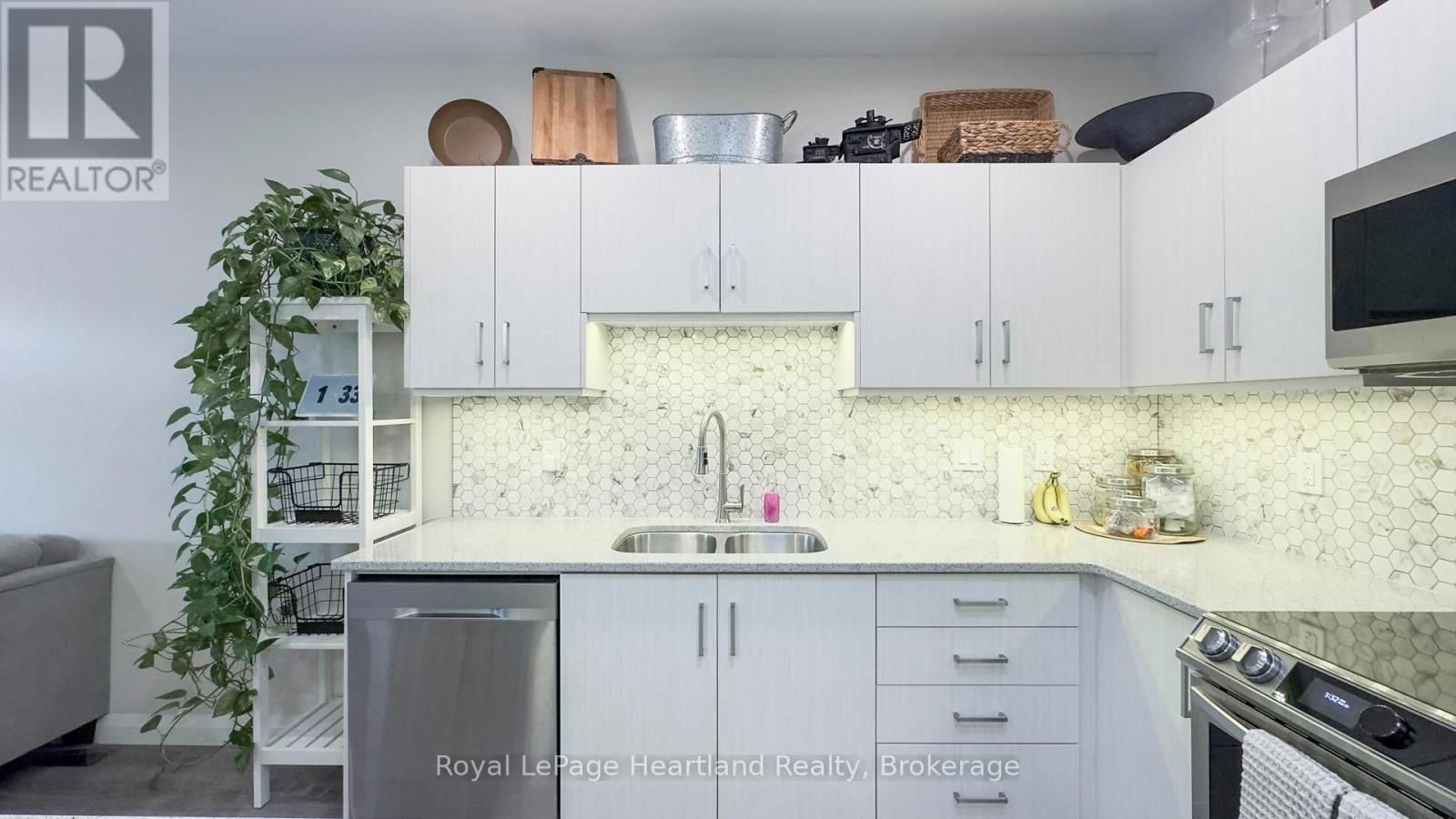 84 ROWE AVENUE Image 13
