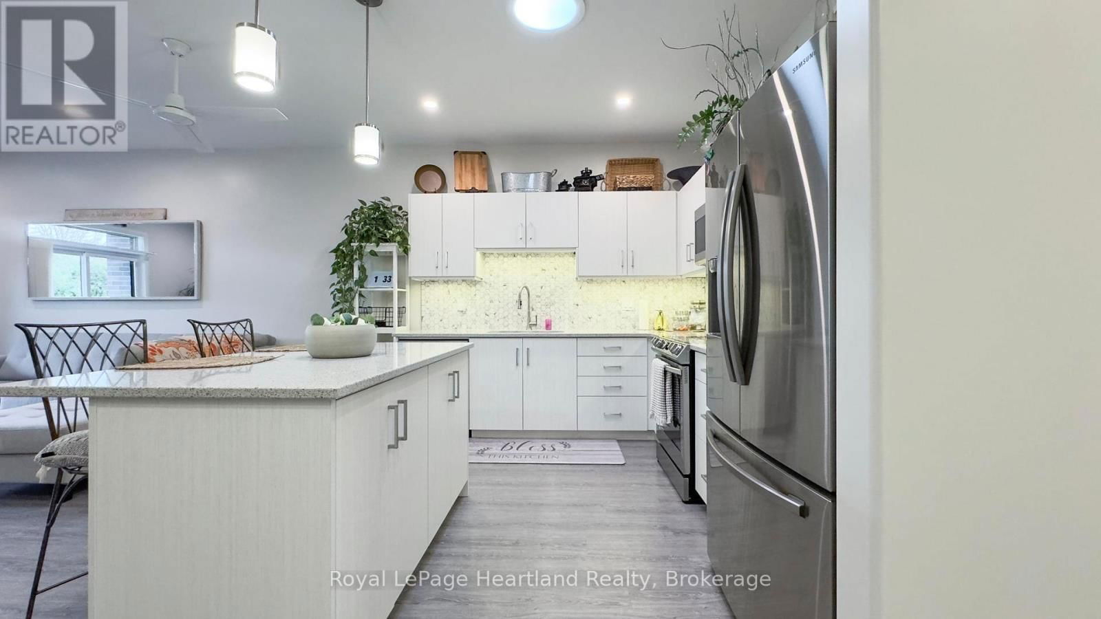 84 ROWE AVENUE Image 14