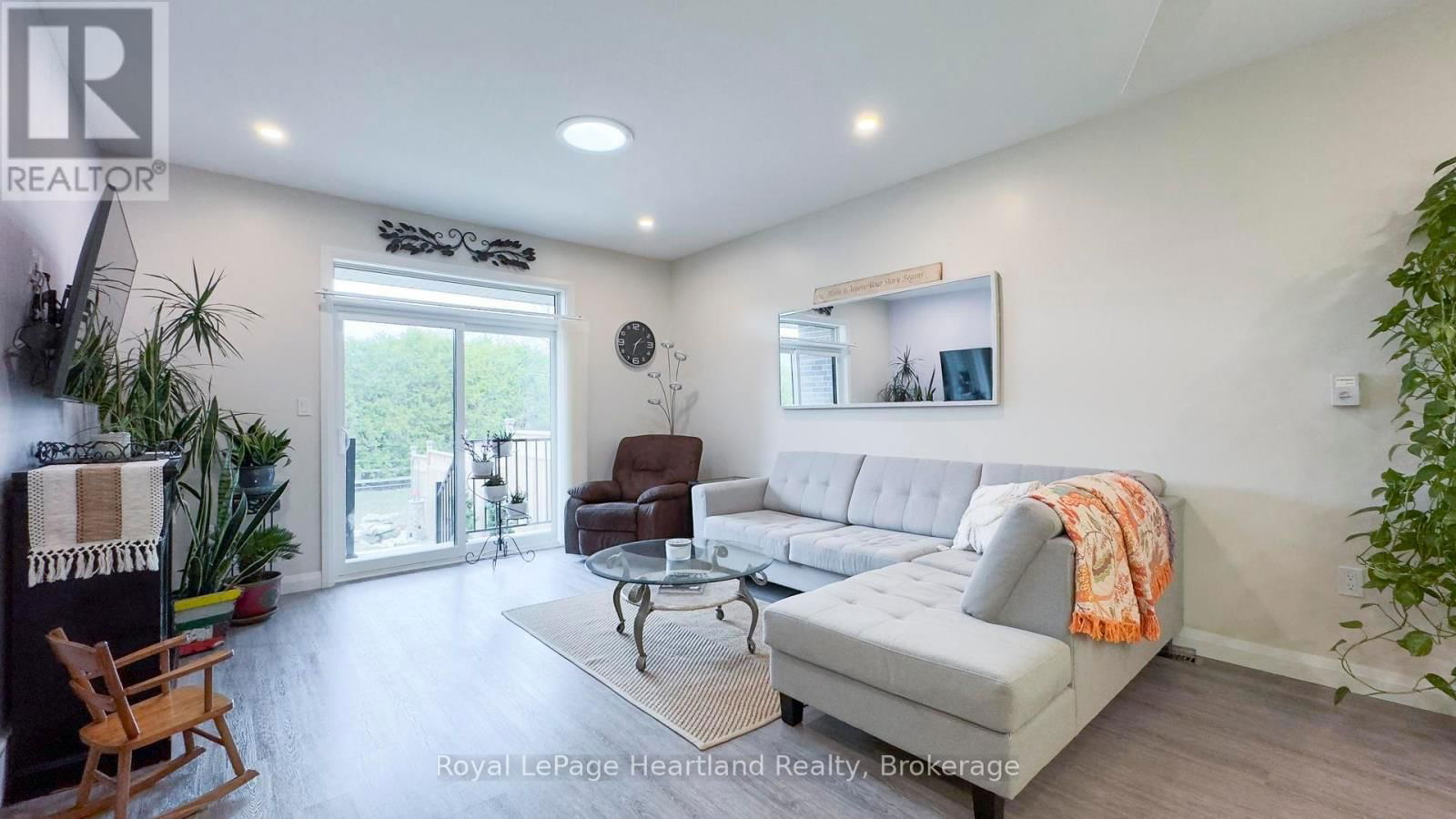84 ROWE AVENUE Image 15