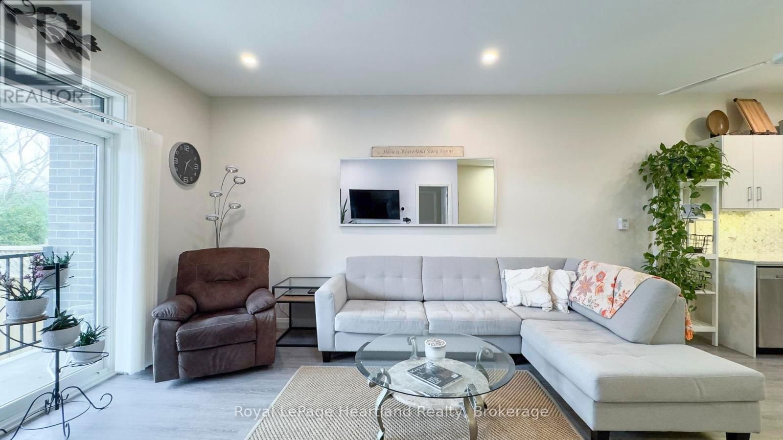 84 ROWE AVENUE Image 16