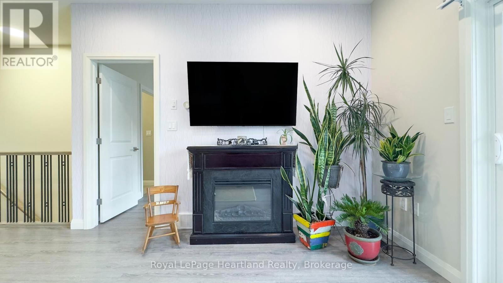 84 ROWE AVENUE Image 19