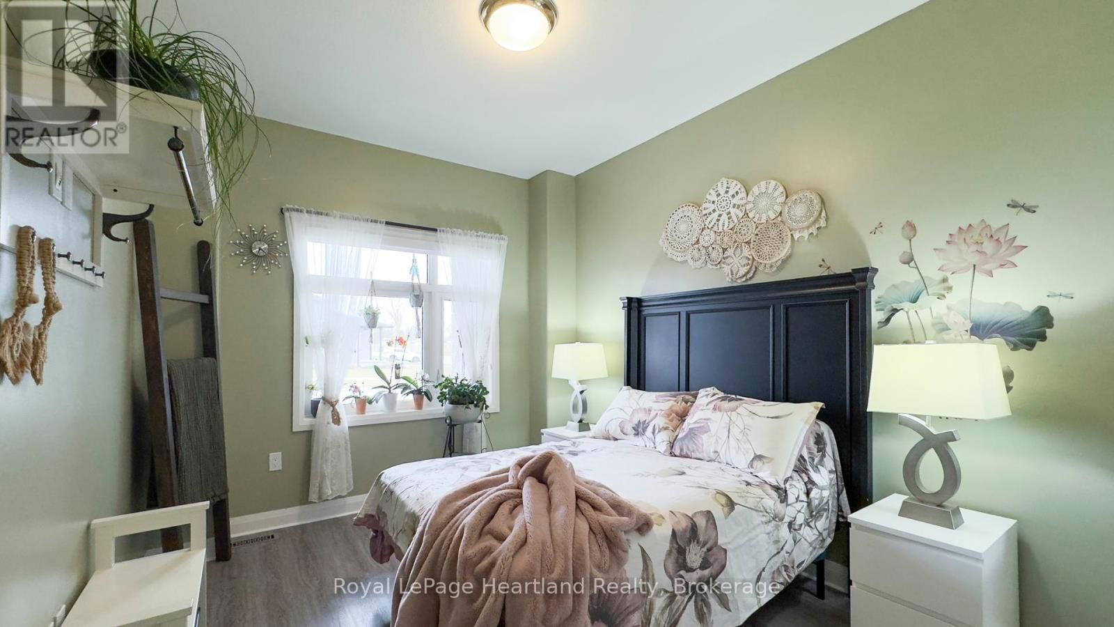 84 ROWE AVENUE Image 25