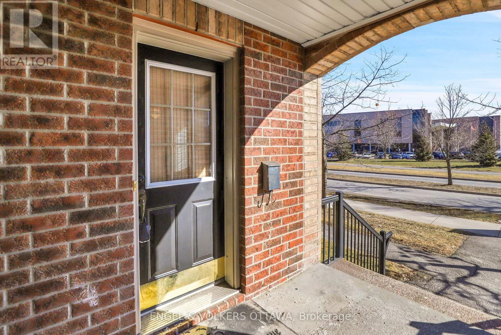 10 - 811 LONGFIELDS DRIVE Image 2
