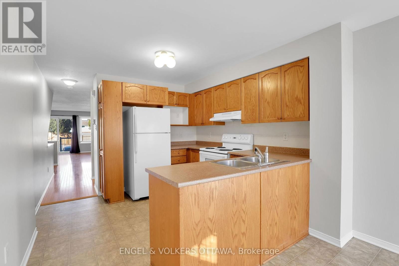 10 - 811 LONGFIELDS DRIVE Image 4
