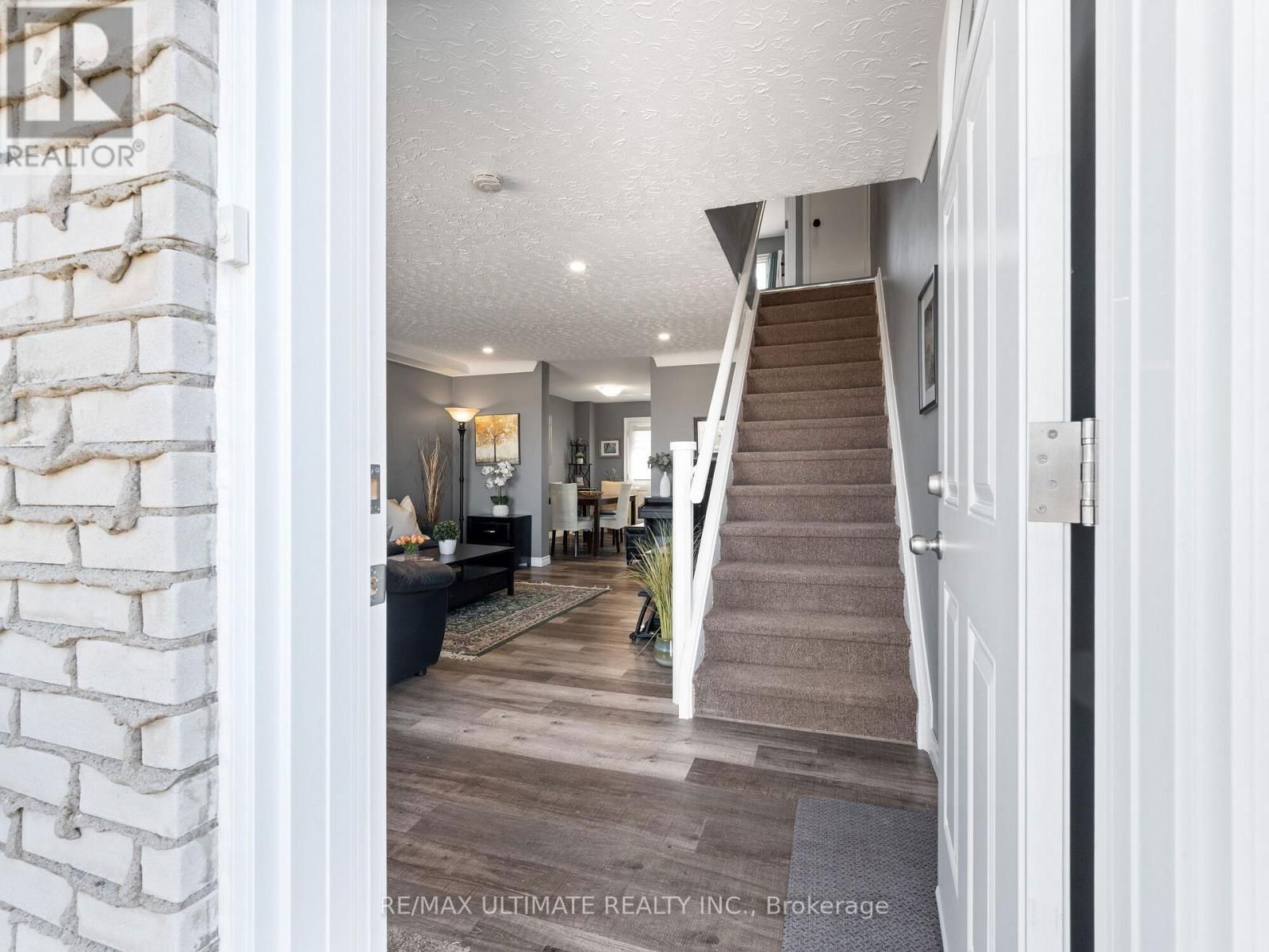 3 - 252 BERTIE STREET Image 2