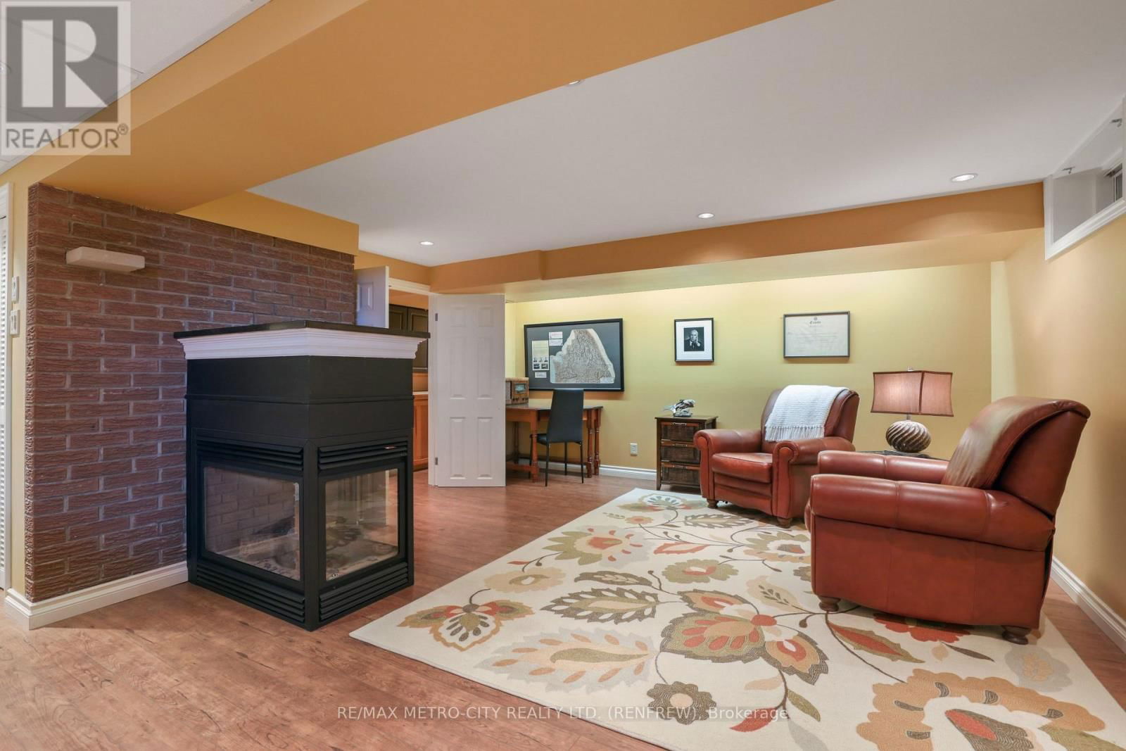 74 ERINDALE AVENUE Image 32