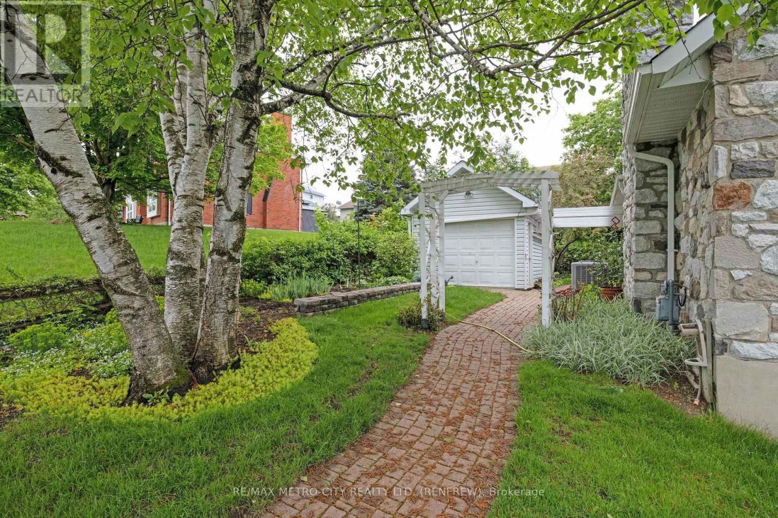 74 ERINDALE AVENUE Image 41