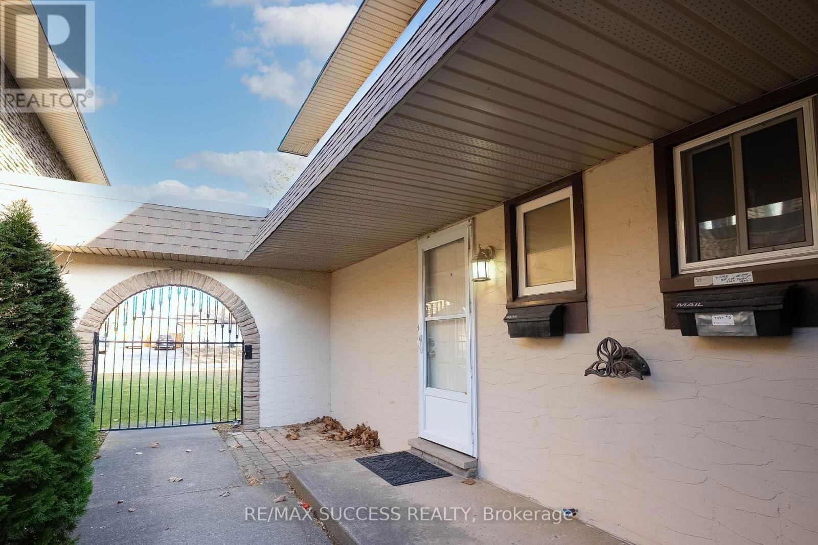 4 - 4230 MEADOWVALE DRIVE Image 1