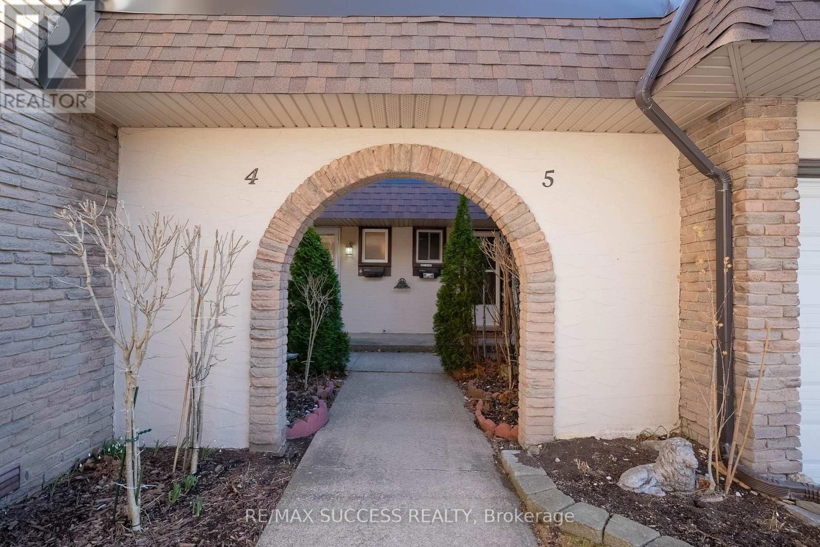 4 - 4230 MEADOWVALE DRIVE Image 2