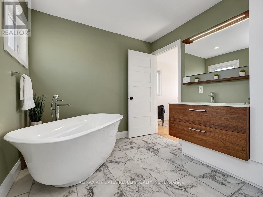 23 TUNIS AVENUE Image 32