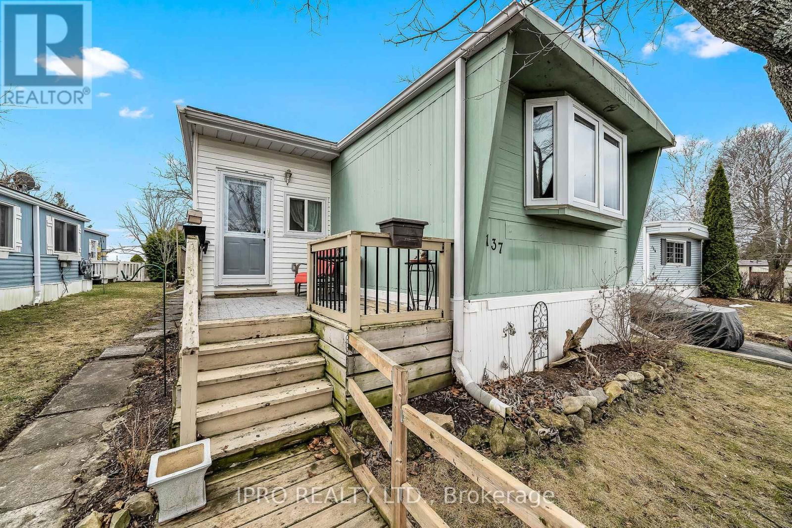 137 MAPLE CRESCENT Image 1