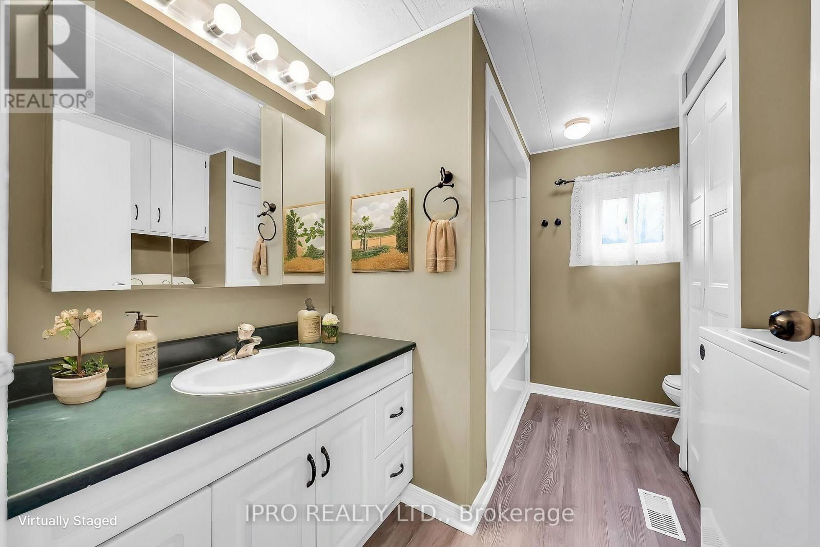 137 MAPLE CRESCENT Image 15