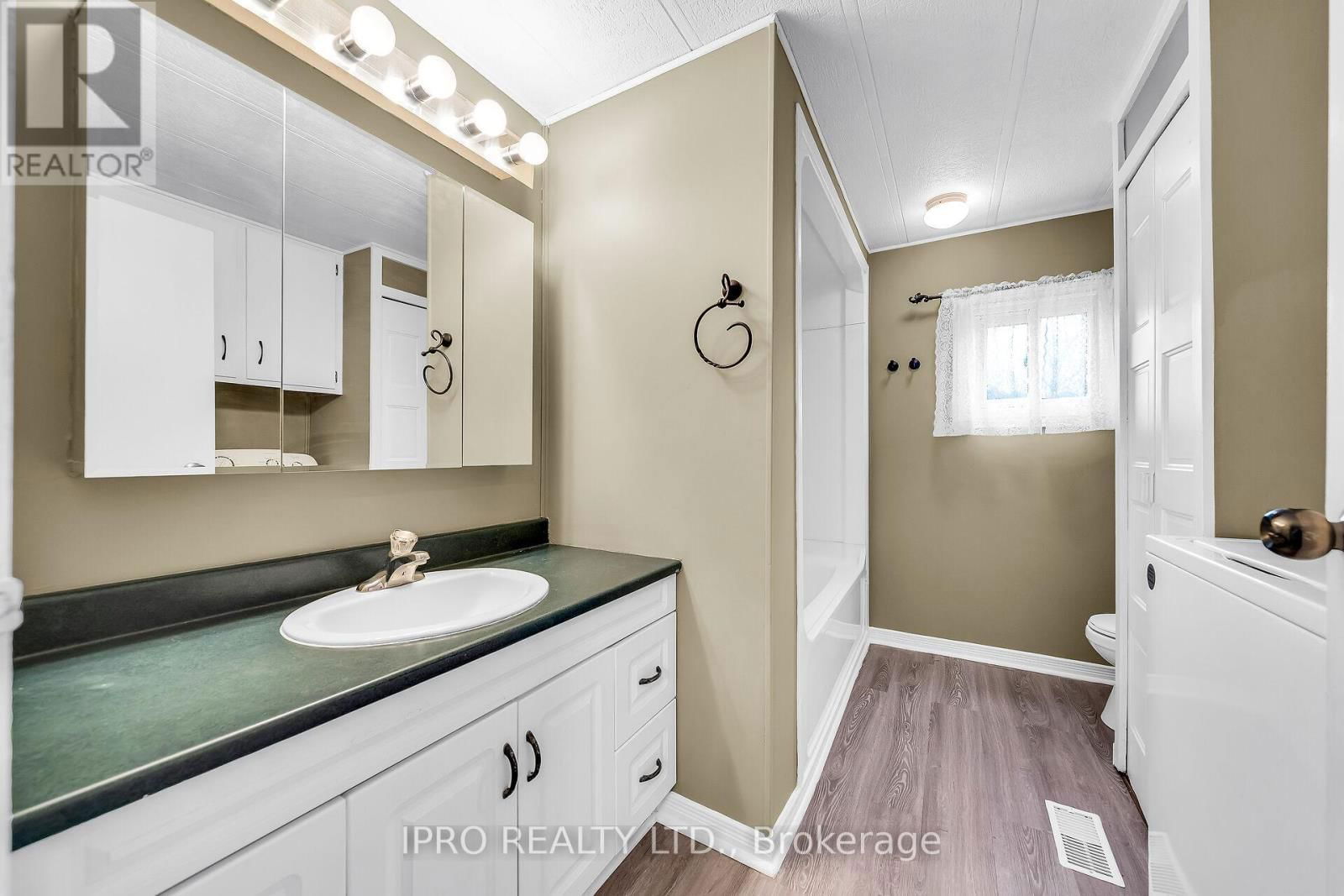 137 MAPLE CRESCENT Image 16