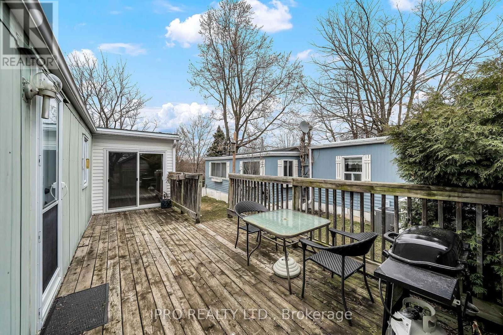 137 MAPLE CRESCENT Image 24