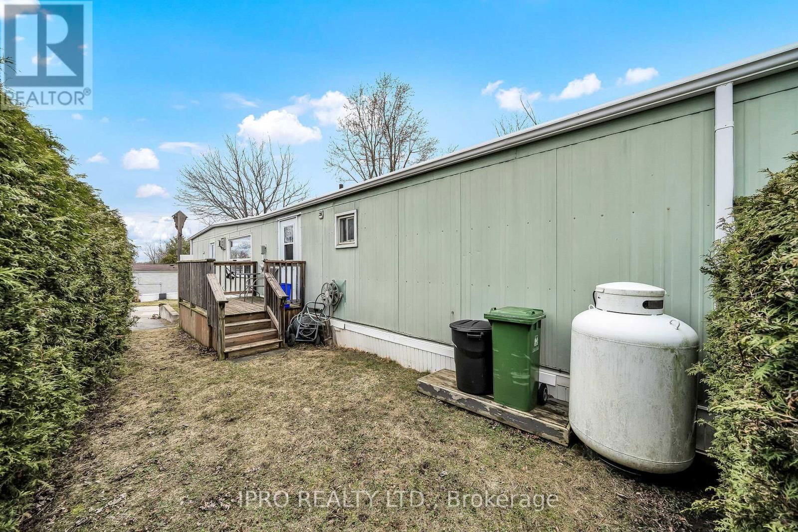 137 MAPLE CRESCENT Image 26