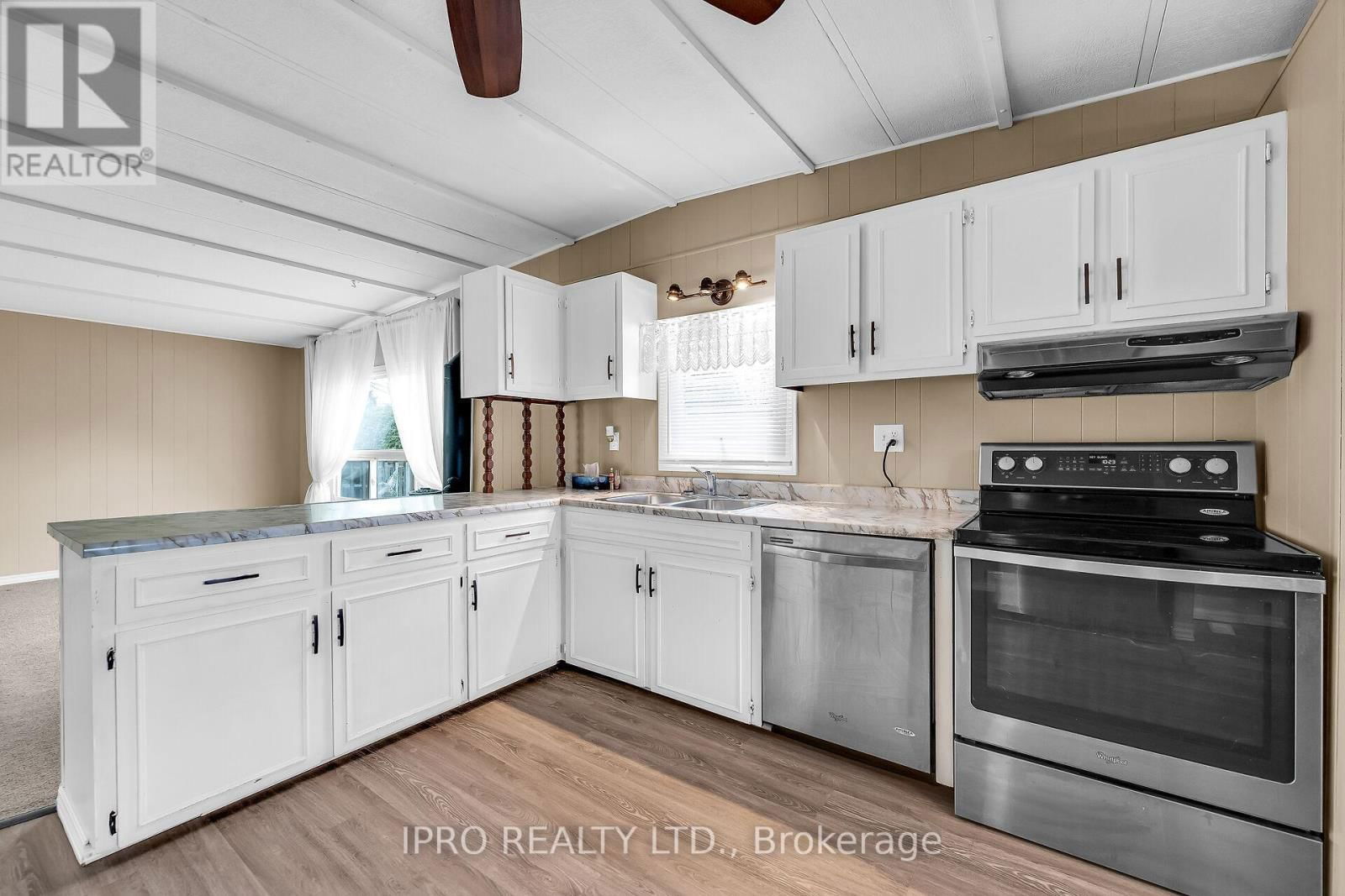 137 MAPLE CRESCENT Image 6