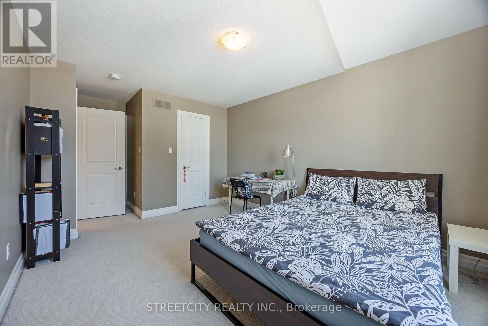 490 PHYLLIS STREET Image 15