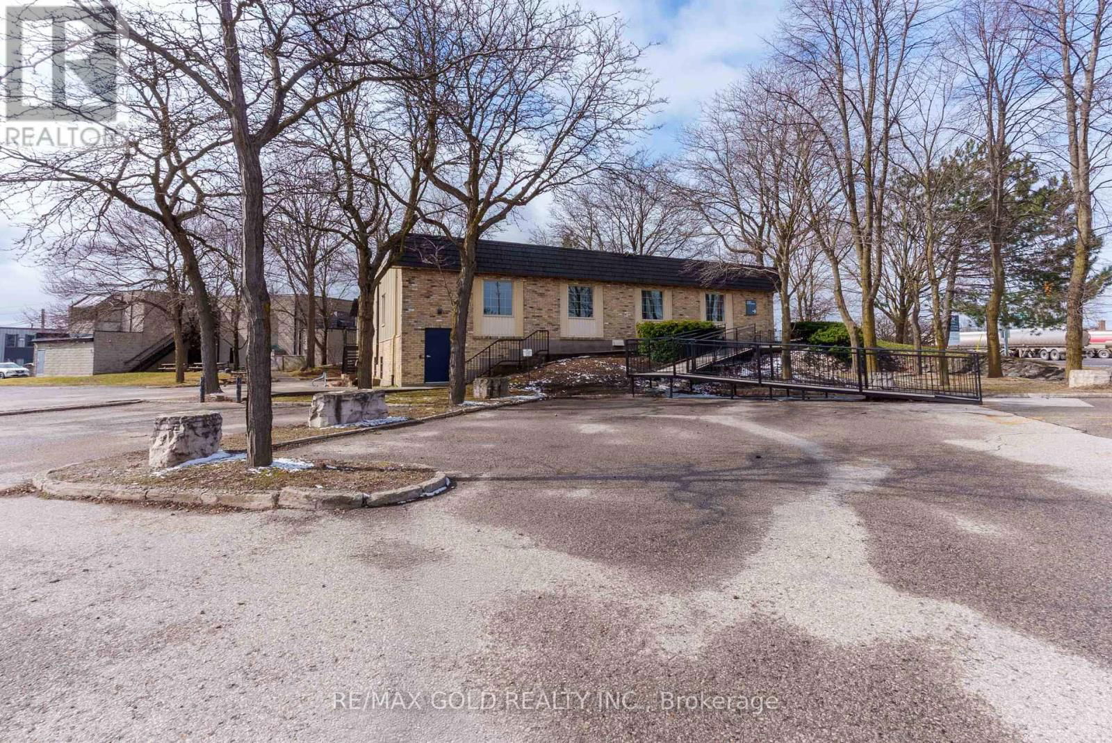 2109 OXFORD STREET EAST Image 1