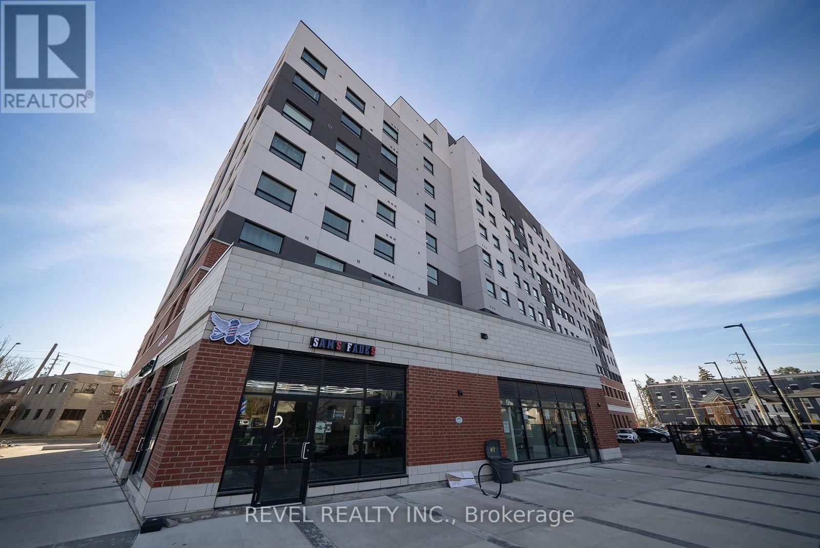 413 - 1 WELLINGTON STREET Image 2