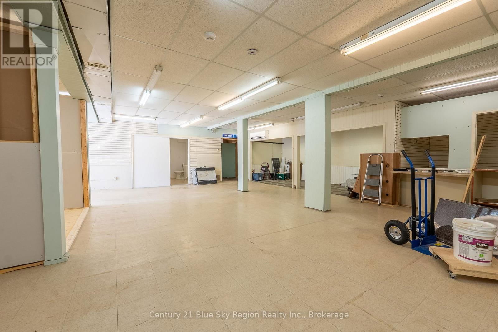 102 MAIN STREET NORTH Image 10
