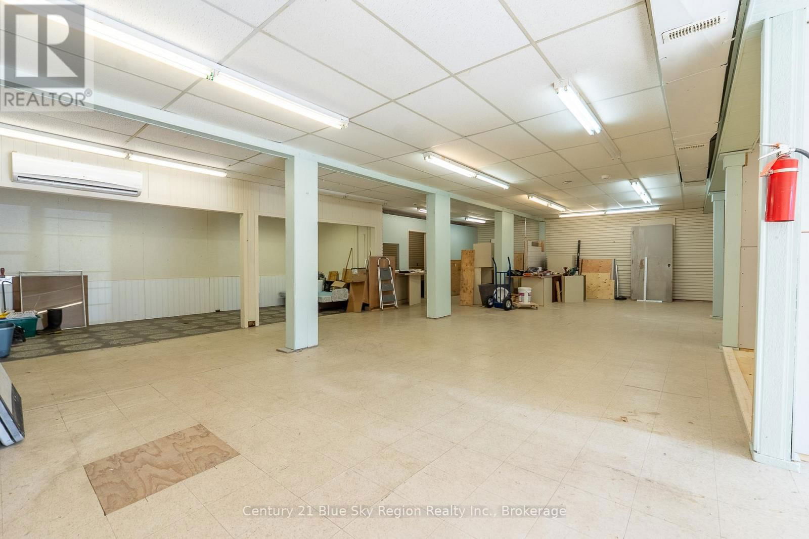 102 MAIN STREET NORTH Image 12